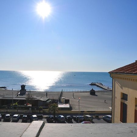 Litus Roma Hostel Lido di Ostia Exteriér fotografie View of the sea from the town hall