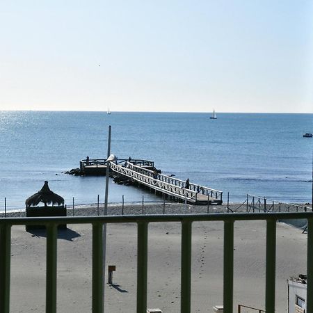 Litus Roma Hostel Lido di Ostia Exteriér fotografie The pier at the end of the promenade