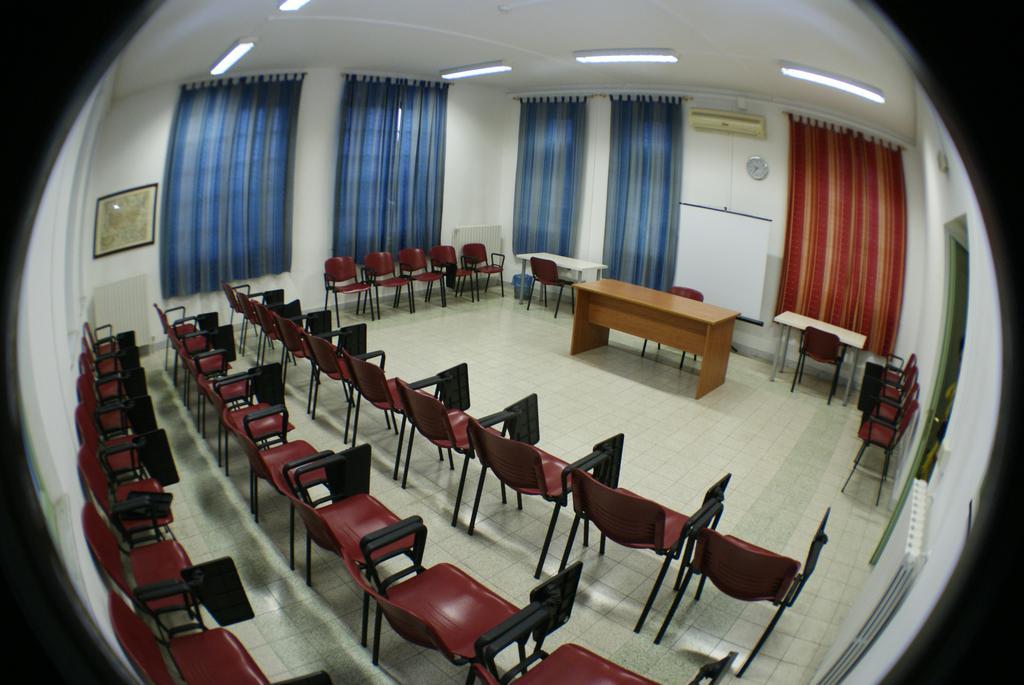 Litus Roma Hostel Lido di Ostia Exteriér fotografie A classroom at the university