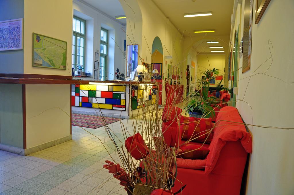 Litus Roma Hostel Lido di Ostia Exteriér fotografie The library