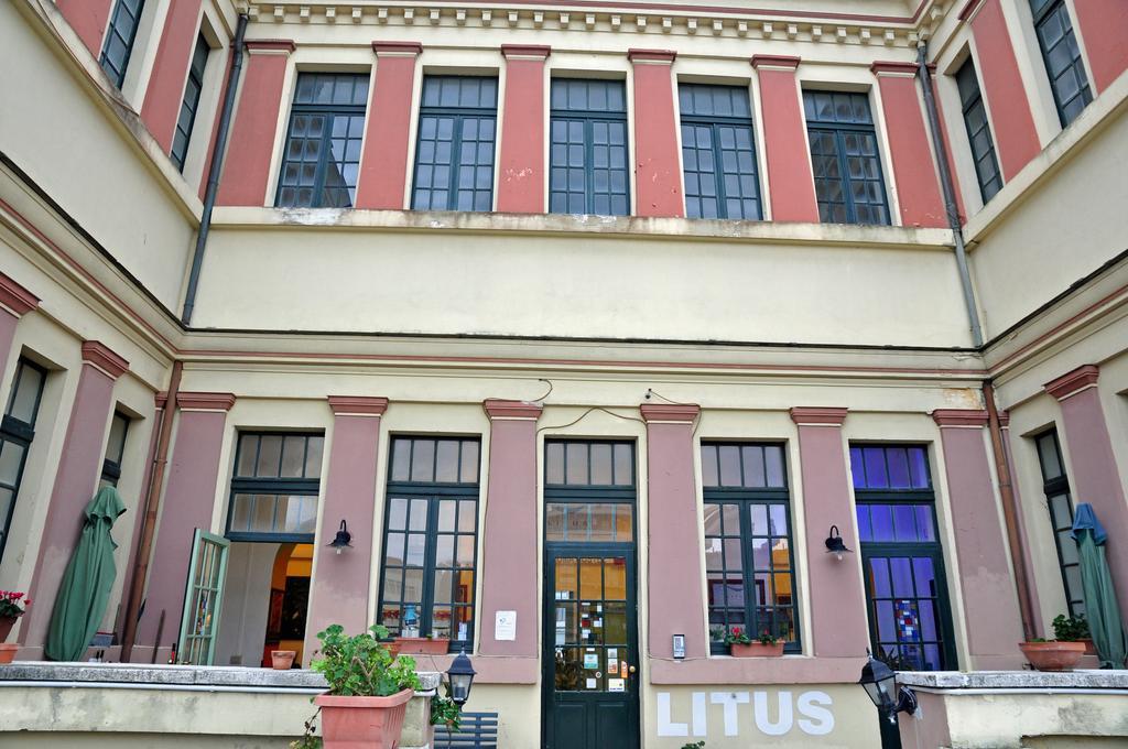 Litus Roma Hostel Lido di Ostia Exteriér fotografie The museum's entrance