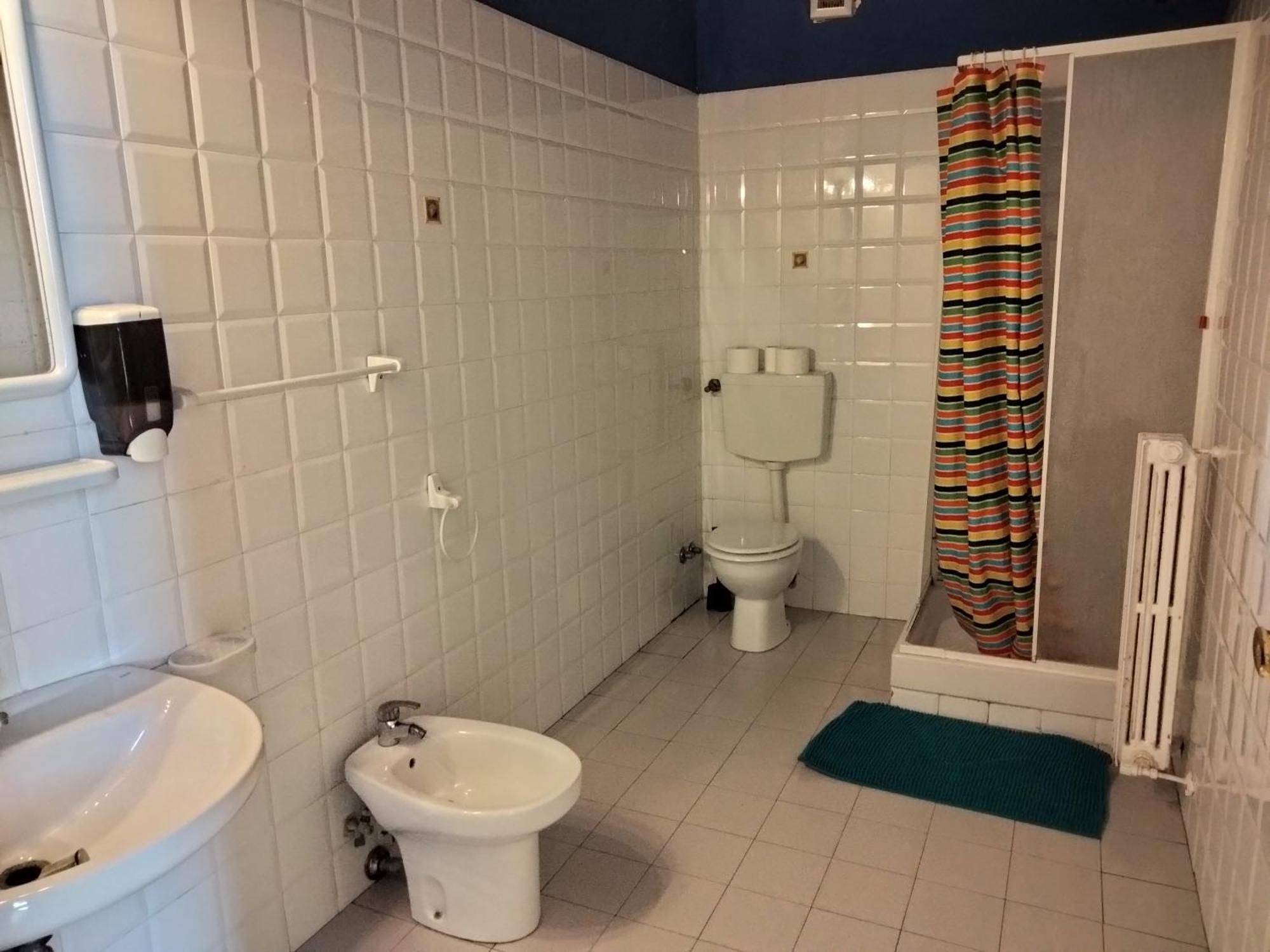 Litus Roma Hostel Lido di Ostia Exteriér fotografie Bathroom with shower enclosure