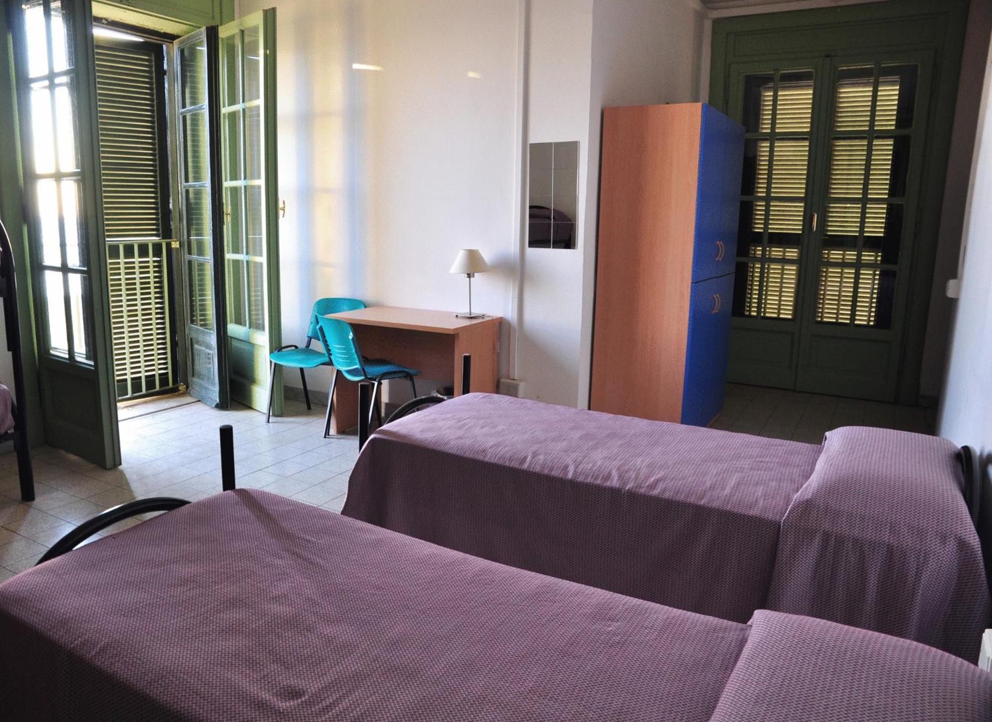 Litus Roma Hostel Lido di Ostia Exteriér fotografie A typical bedroom in a residence hall