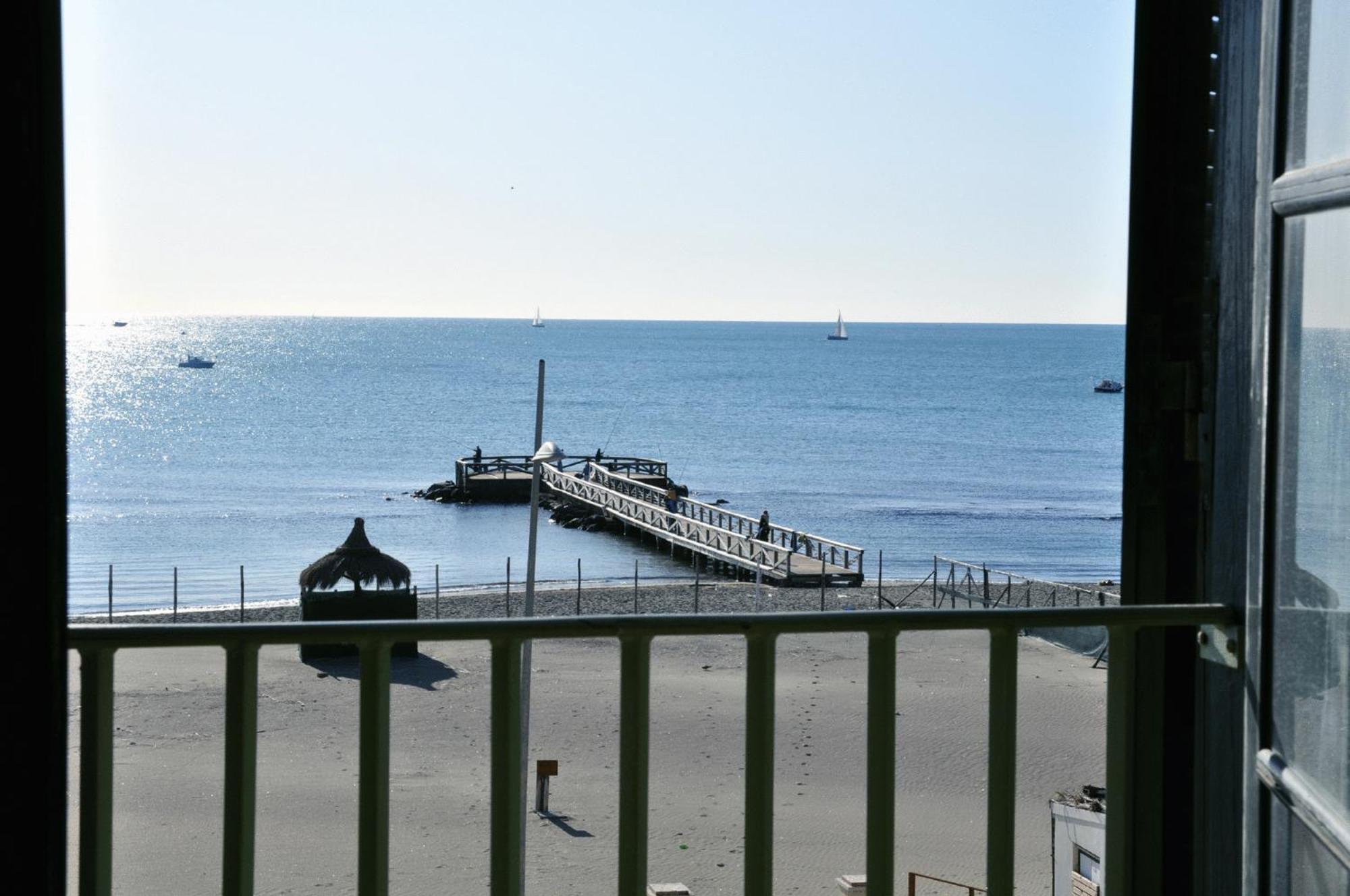 Litus Roma Hostel Lido di Ostia Exteriér fotografie The pier at the end of the promenade