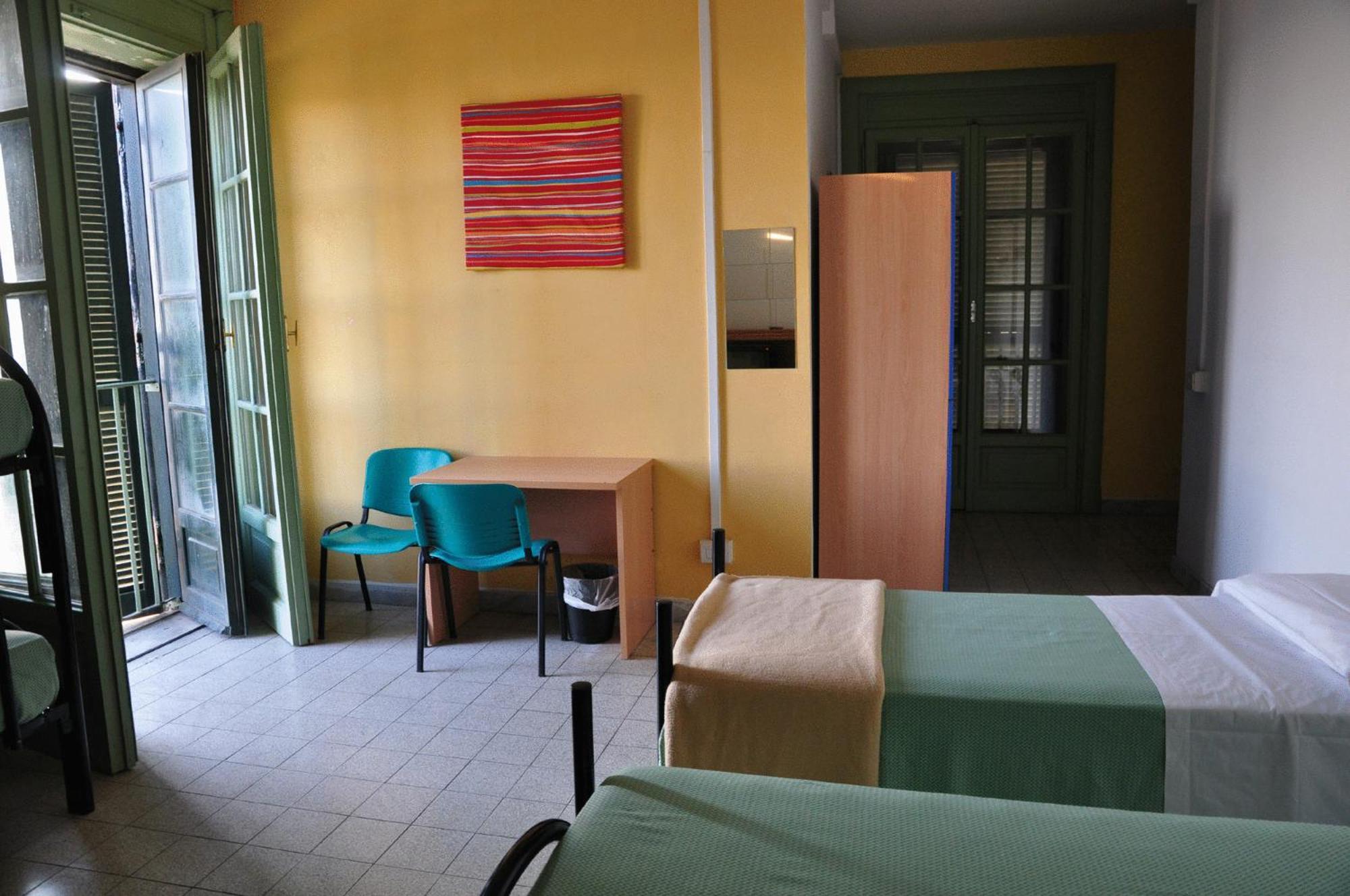 Litus Roma Hostel Lido di Ostia Exteriér fotografie A typical room at the hostel