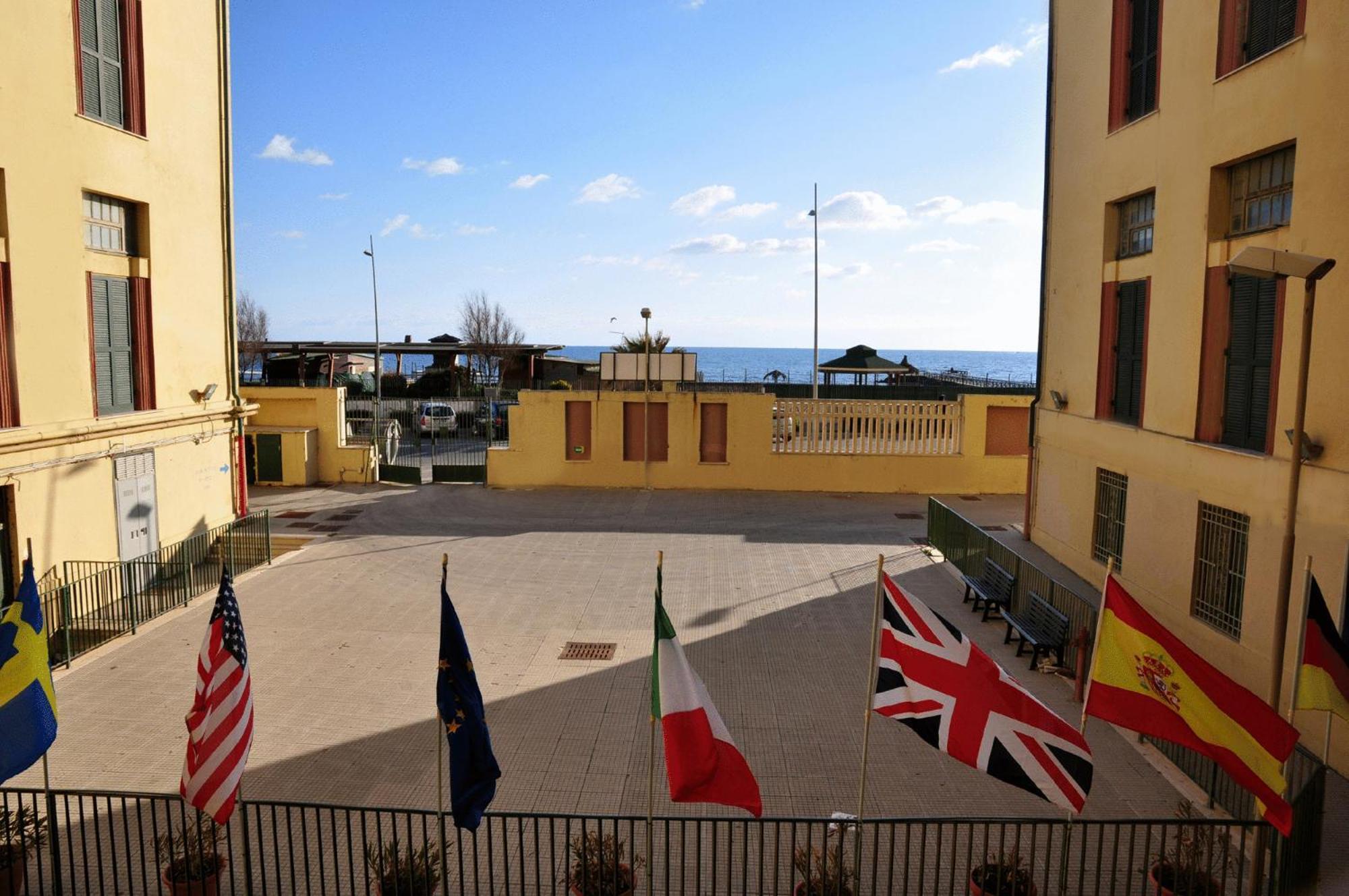 Litus Roma Hostel Lido di Ostia Exteriér fotografie The courtyard of the International School of Rome
