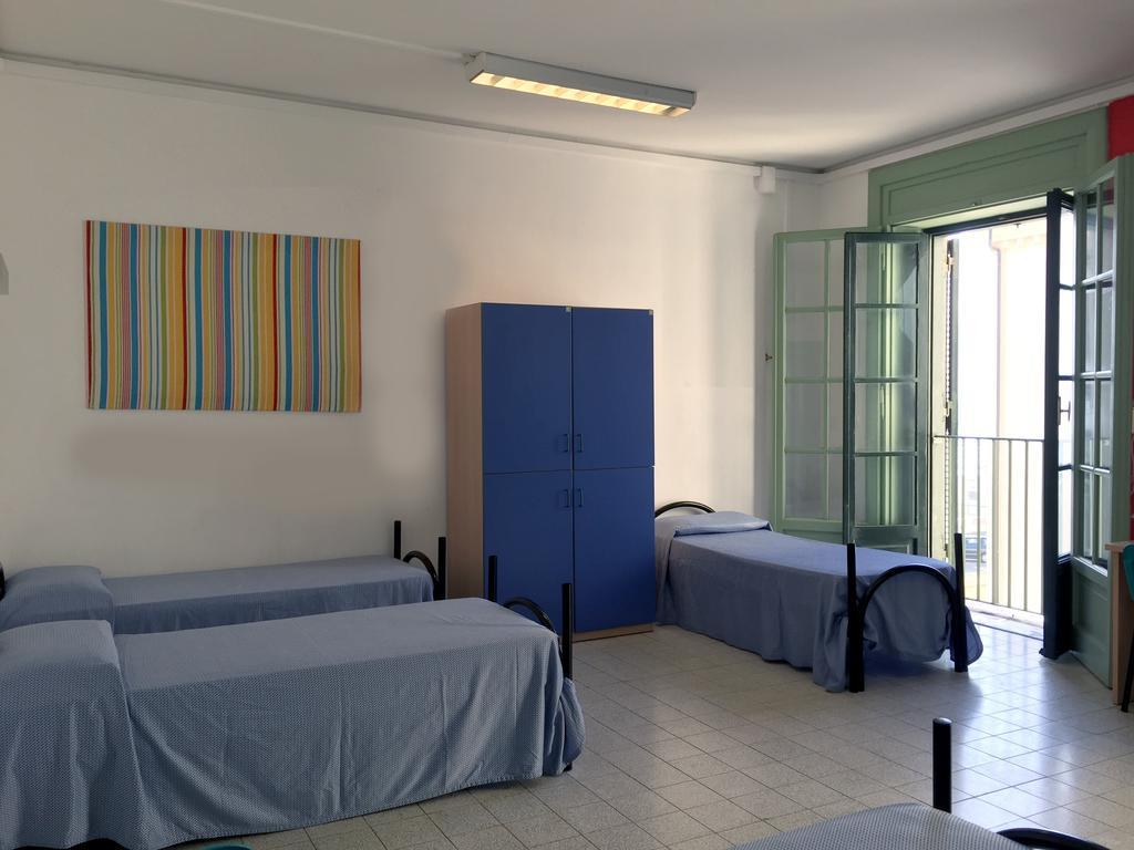 Litus Roma Hostel Lido di Ostia Exteriér fotografie A typical bedroom in a residence hall