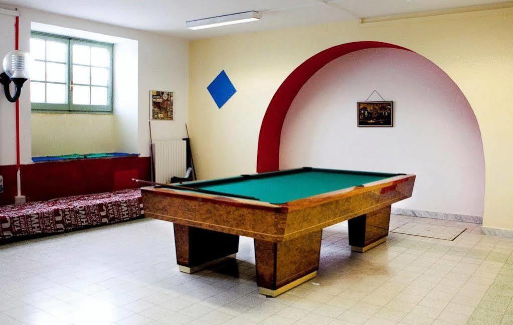 Litus Roma Hostel Lido di Ostia Exteriér fotografie A pool table
